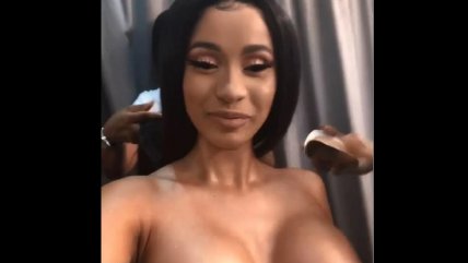 El descuido de Cardi B al realizar extraño anuncio en topless