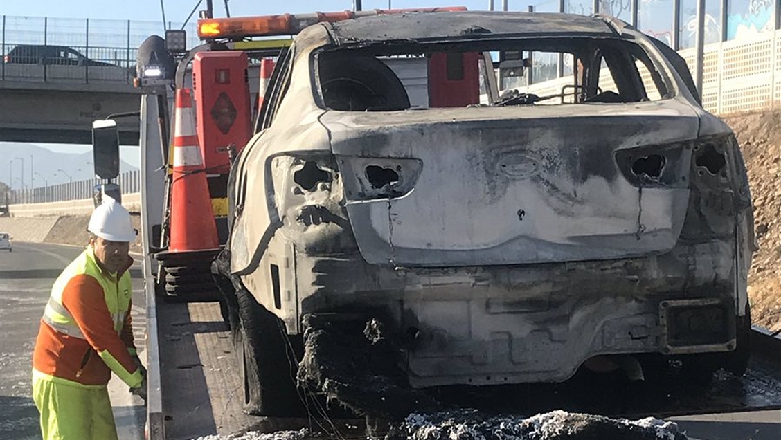 Vehículo robado terminó incendiado en la autopista Acceso Sur