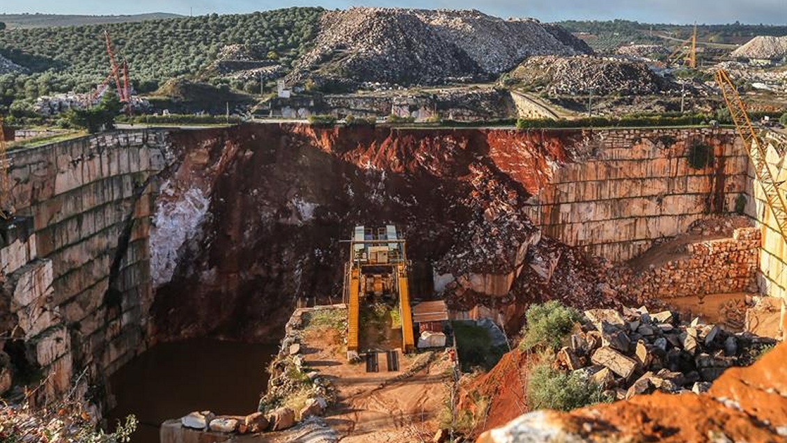 Gigantesco socavón en carretera dejó al menos dos muertos en el sur de Portugal