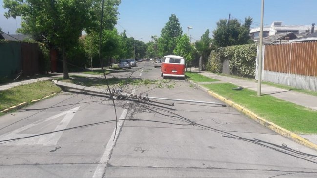 Las Condes: Camiones derriban postes y provocan largo corte de luz