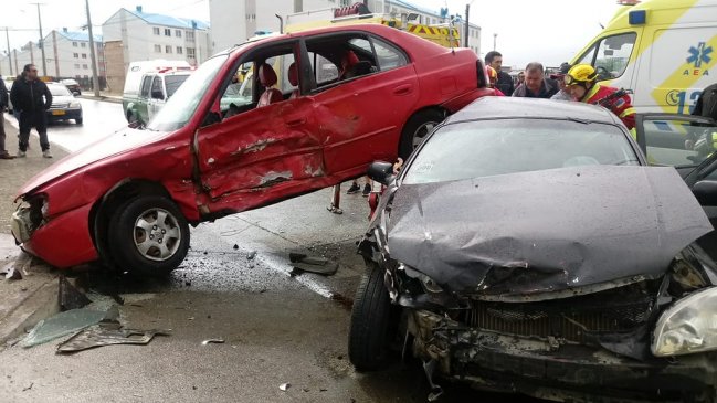 Chofer se dio a la fuga tras colisionar a dos vehículos en Punta Arenas