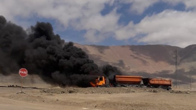 Camión ardió completamente en llamas al sur de Iquique