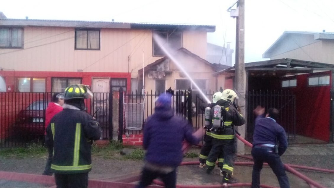 Punta Arenas: Incendio afectó a tres viviendas en la Población Loteo del Mar