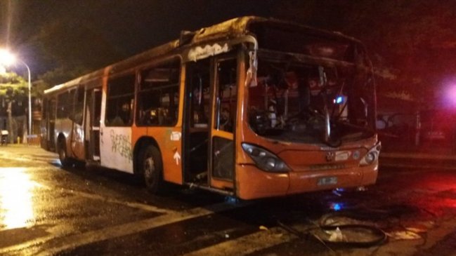 Encapuchados quemaron bus del Transantiago en protesta contra Chadwick