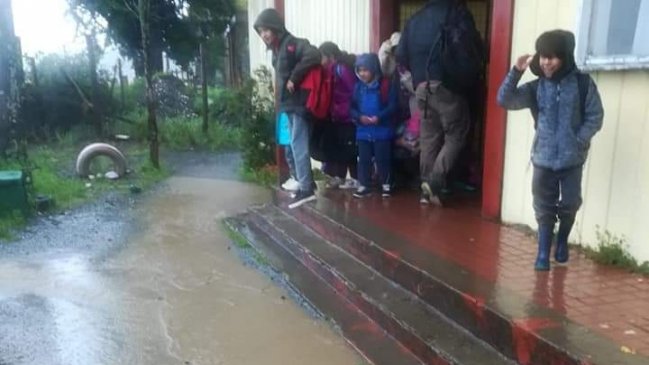 Desborde de un río inundó una escuela en Chiloé