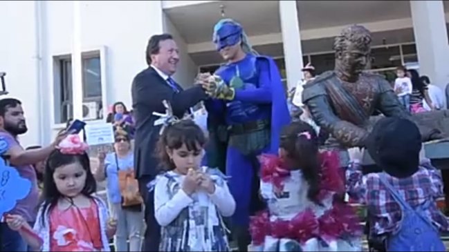 Talca: Alcalde recibió propuestas de niños que marcharon disfrazados por el medioambiente