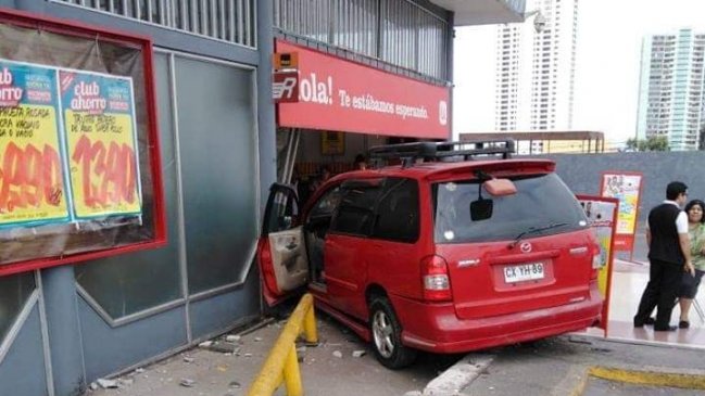 Iquique: Auto quedó incrustado en supermercado tras mala maniobra de conductor