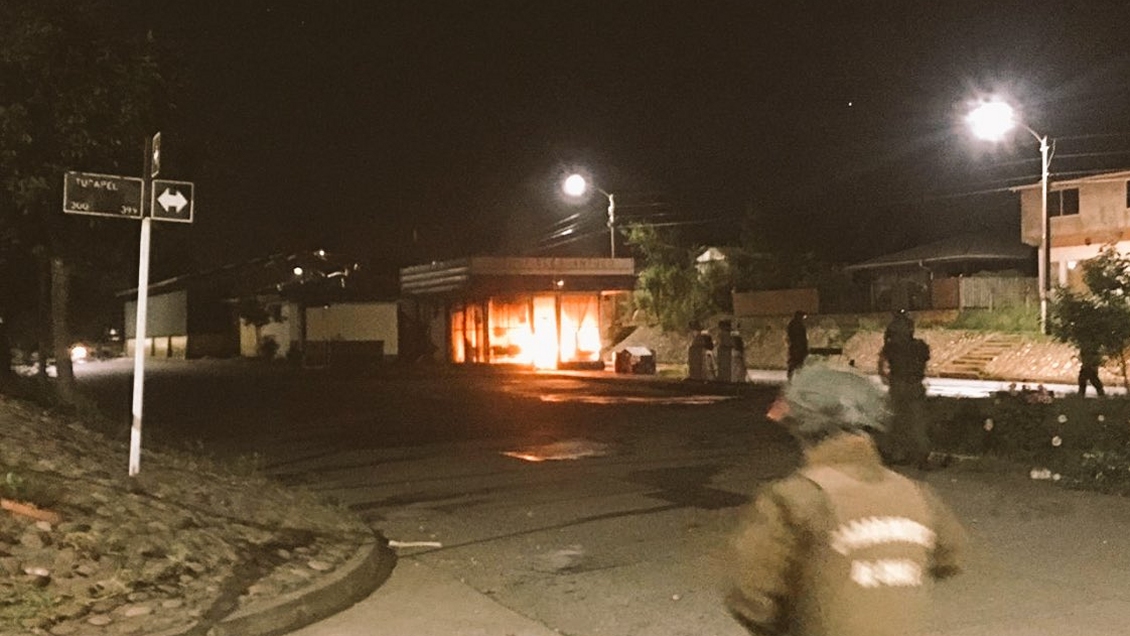 Incendio afecta a oficina de estación de servicio de Ercilla