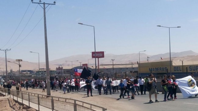 Alto Hospicio: Dirigentes y vecinos marcharon en contra de relleno sanitario privado