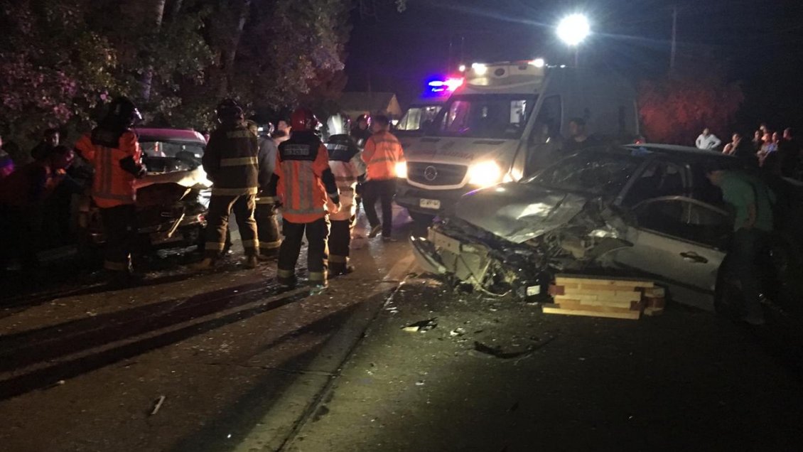 Maule: Un muerto y tres heridos dejó choque frontal de vehículos