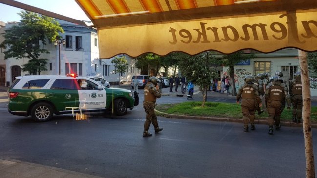 Encapuchados arrojaron bombas molotov en el exterior del Liceo de Aplicación