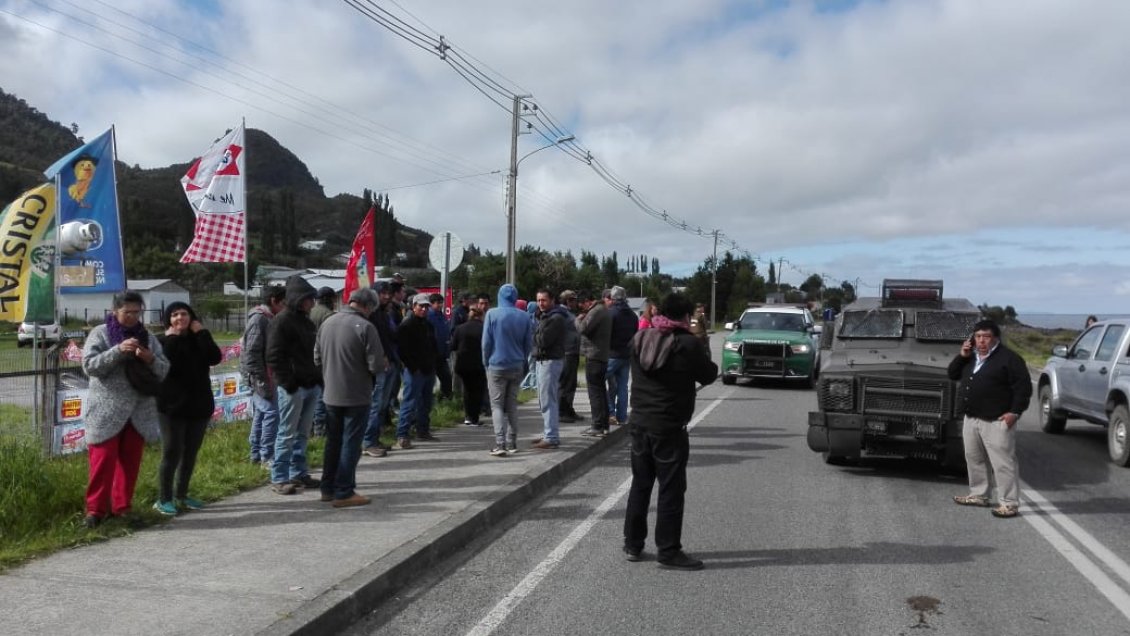 Pescadores artesanales se movilizan y bloquean rutas en la región de Los Lagos