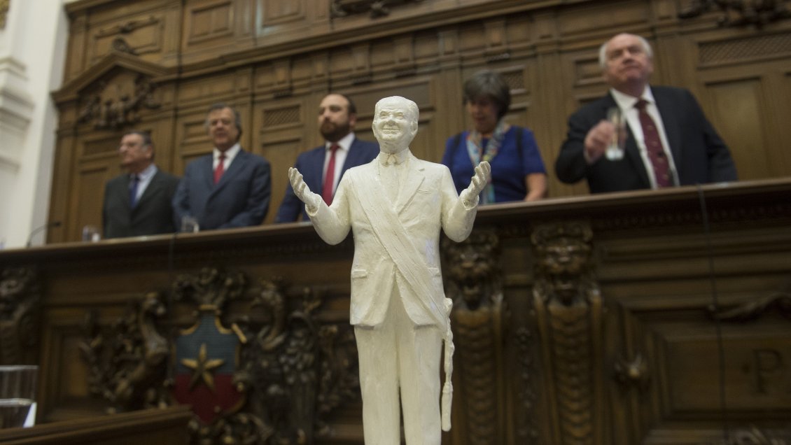 Maqueta de la estatua en honor a Patricio Aylwin fue presentada en la Cámara de Diputados