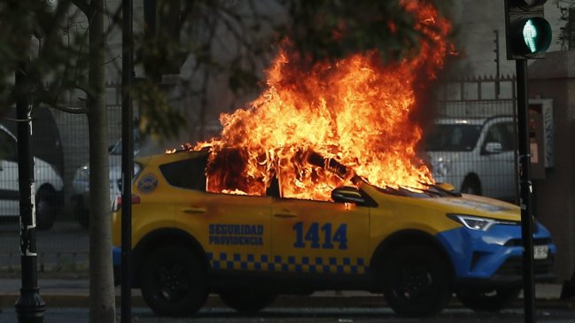 Gobierno se querellará por quema de vehículo municipal de Providencia