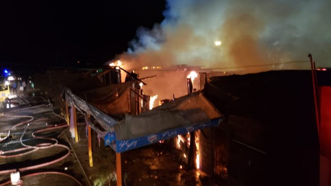 Tarapacá: Incendio arrasó con tres viviendas en Huara