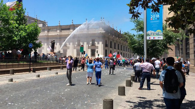 Incidentes en frontis de La Moneda por protesta de la ANEF