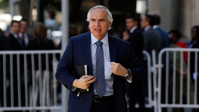 Ministro Chadwick se fracturó la muñeca y se esguinzó el tobillo