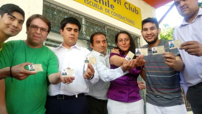 Región del Maule: Jóvenes con discapacidad auditiva obtuvieron licencia de conducir