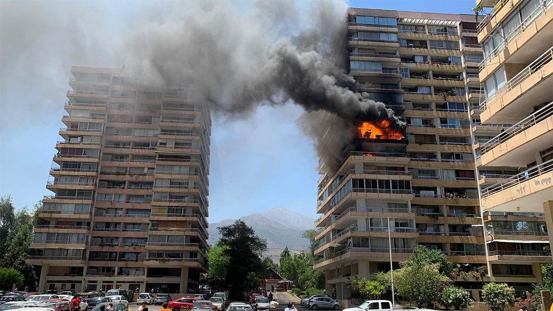 Incendio destruyó al menos dos departamentos en las torres de Bilbao