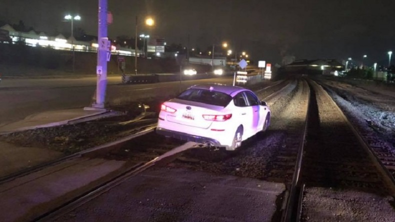 Conductora manejó por las vías del tren: 