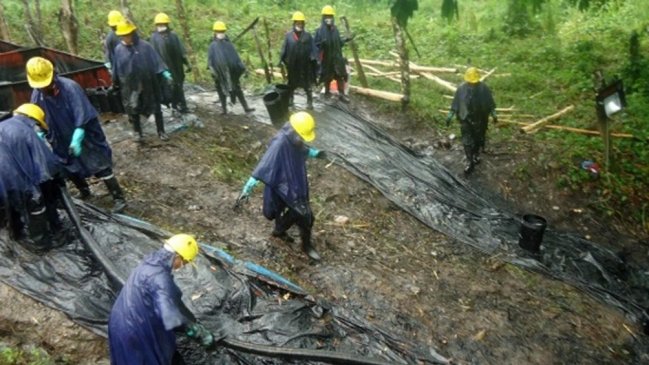 Atentado en oleoducto contamina Amazonía con 8.000 barriles de petróleo