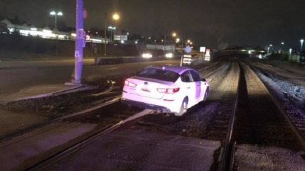 Mujer manejó por las vías del tren: 
