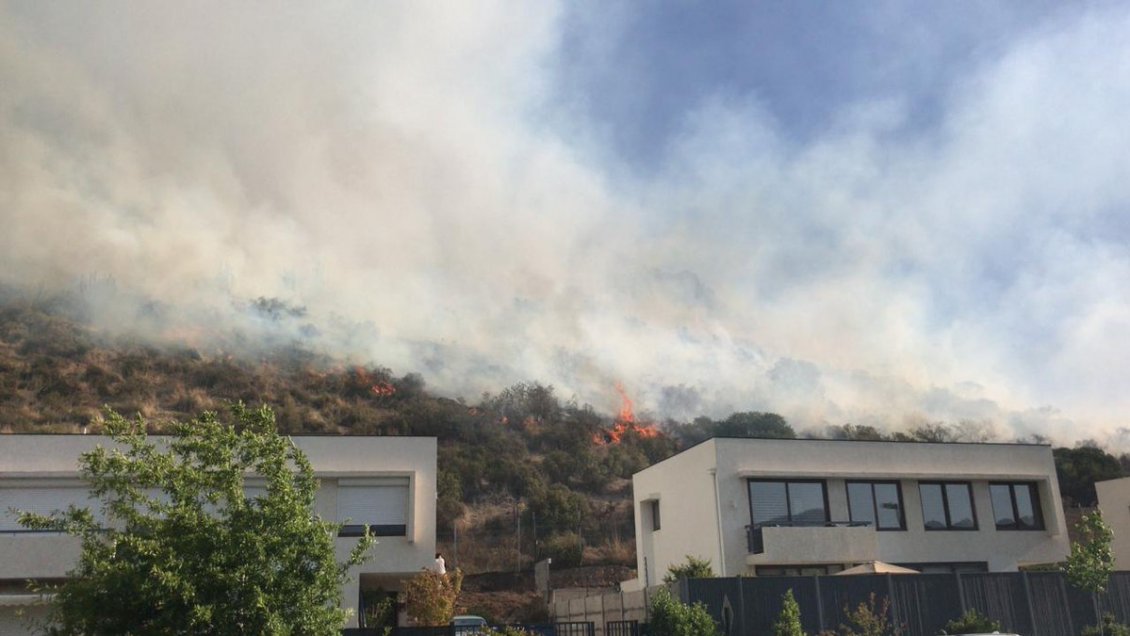 Bomberos combate incendio forestal en ladera de cerro en Lo Barnechea