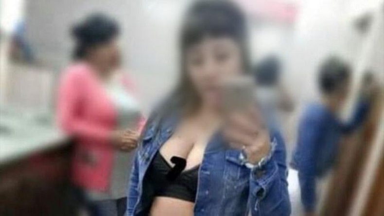 Funan a una joven por lanzar a cachorros al aire y reírse