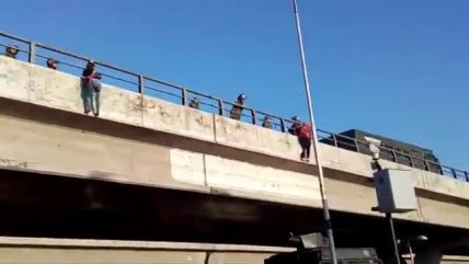   Dos jóvenes se colgaron en autopista en protesta por viviendas sociales 