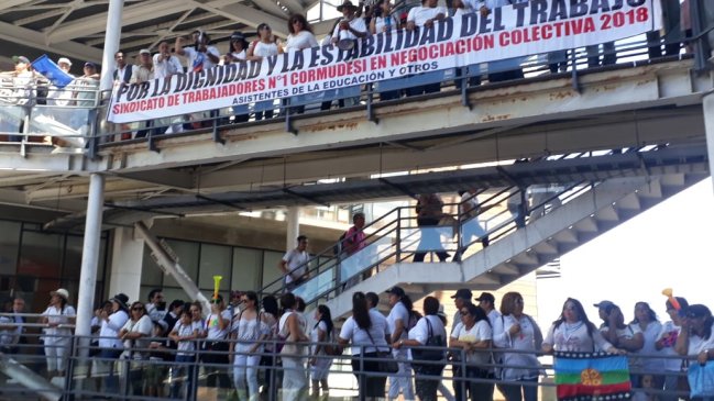 Iquique: Asistentes de la educación se tomaron municipio por descuento en sueldos