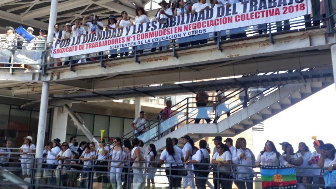 Iquique: Asistentes de la educación se tomaron municipio por descuento en sueldos