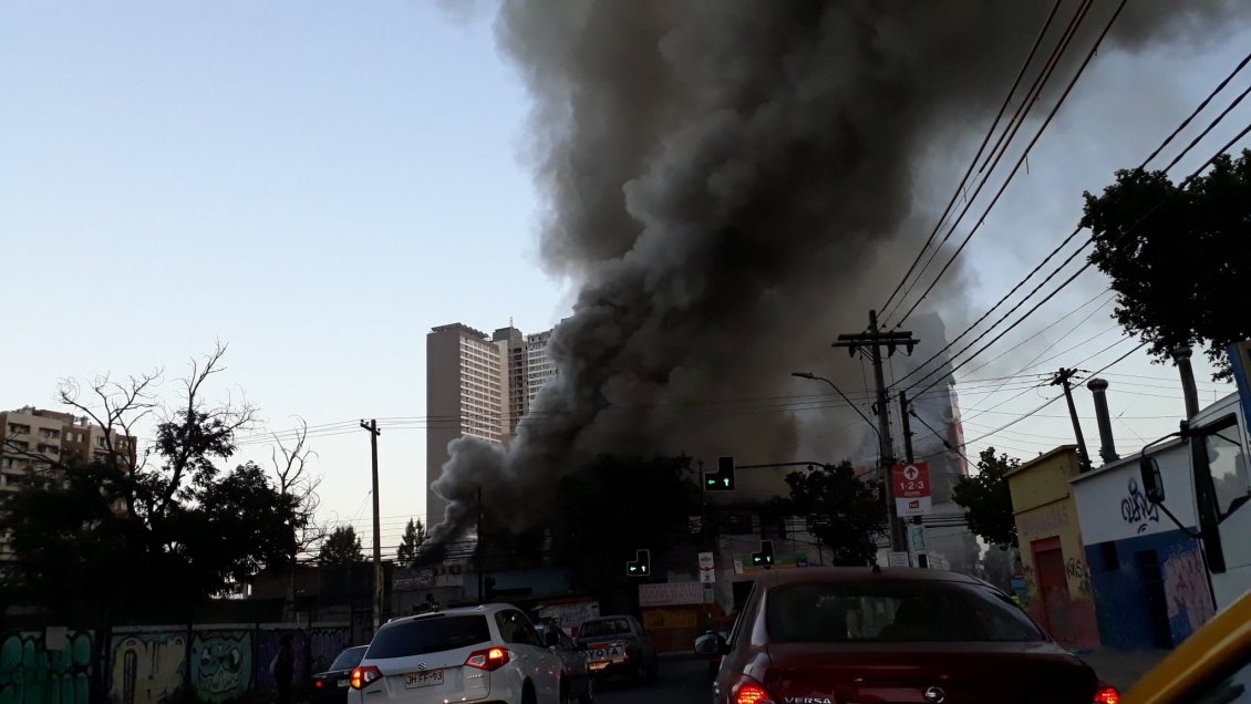 Incendio afectó a varios inmuebles en Estación Central
