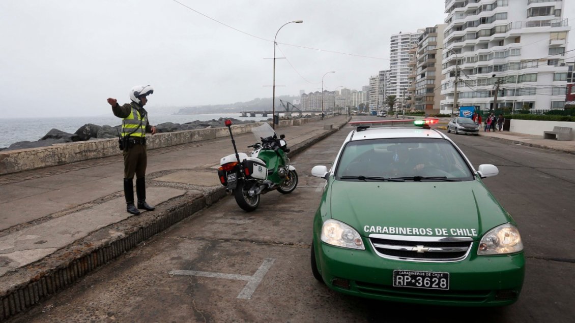 Hombre evitó detención lanzándose al mar en Iquique