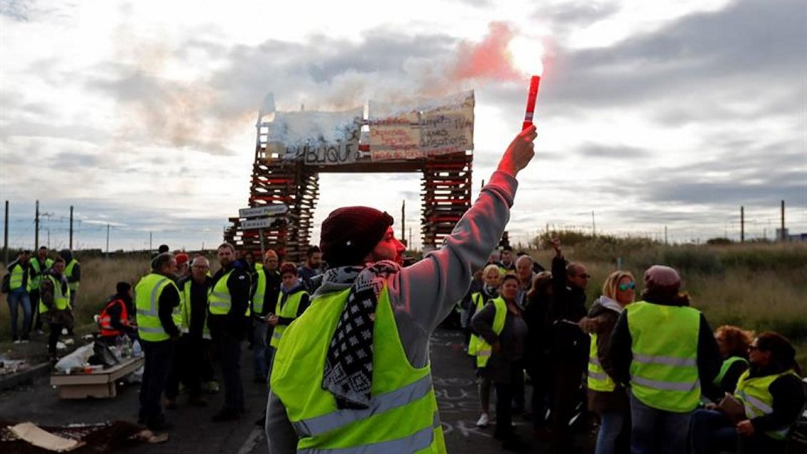 Gobierno francés abre consultas por la crisis de los 