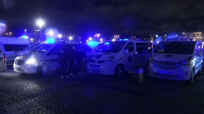 Centenares de ambulancias protestan ante la Asamblea Nacional en París