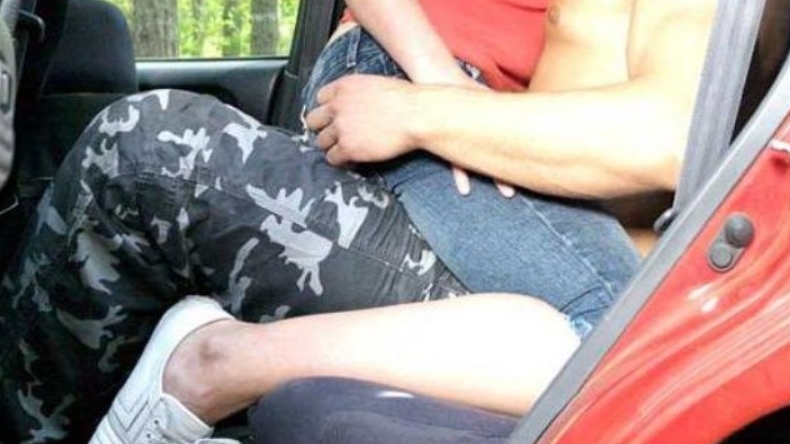 Pareja fue detenida por tener sexo en una plaza e intento de coima