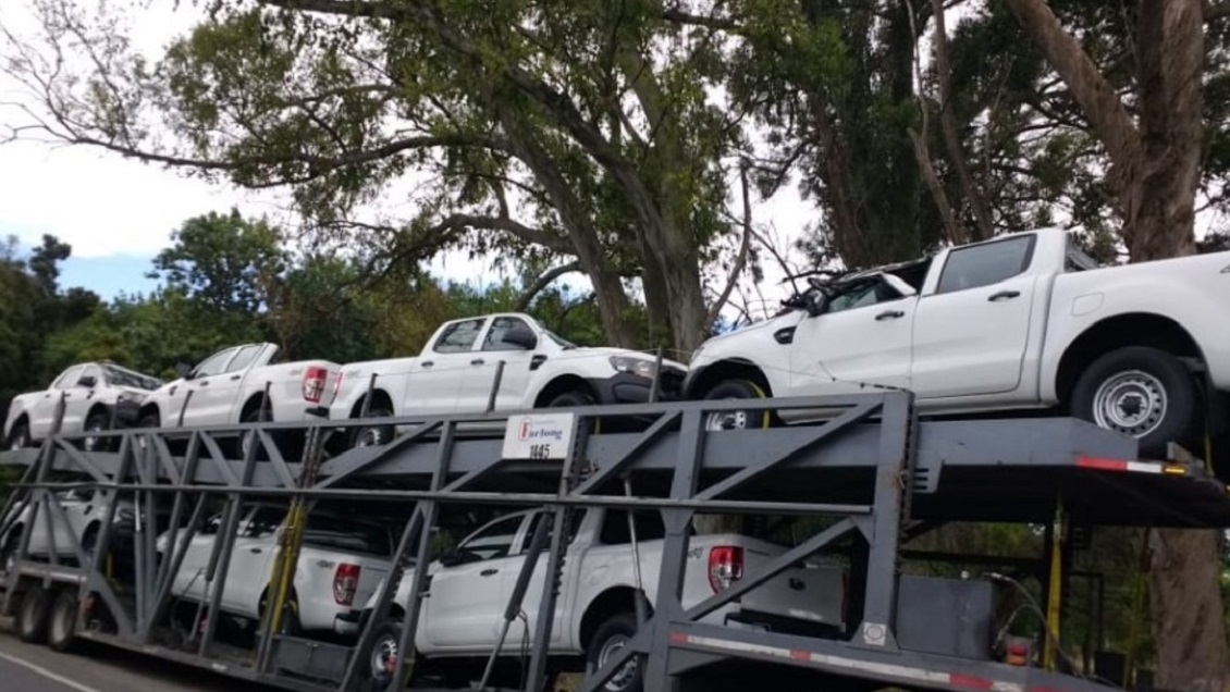 Chofer de camión calculó mal y destruyó camionetas 0 kilómetros