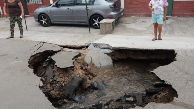Arica: Familias de población Tucapel Dos son afectadas por socavones en plena calle