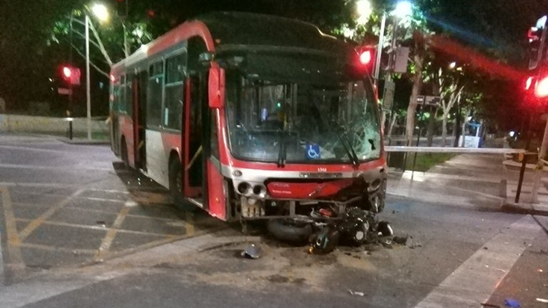 Motociclista murió tras ser impactado por un bus del Transantiago