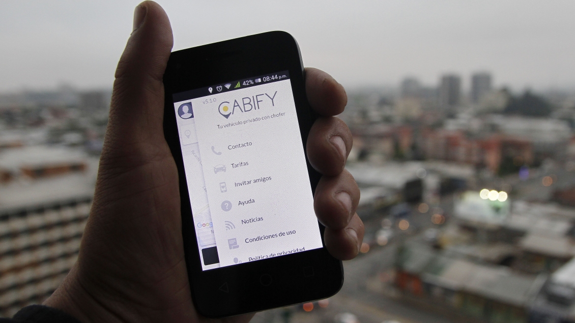 Taxistas indignados por acuerdo Cabify-Easy Taxi