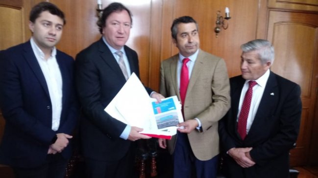 Intentan convencer a concejal radical para pedir la destitución del alcalde de Talca