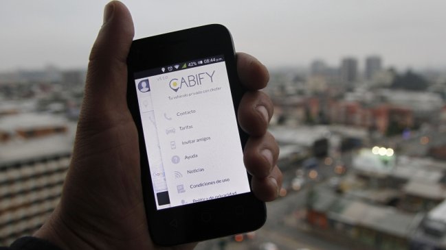 Taxistas indignados por acuerdo Cabify-Easy Taxi