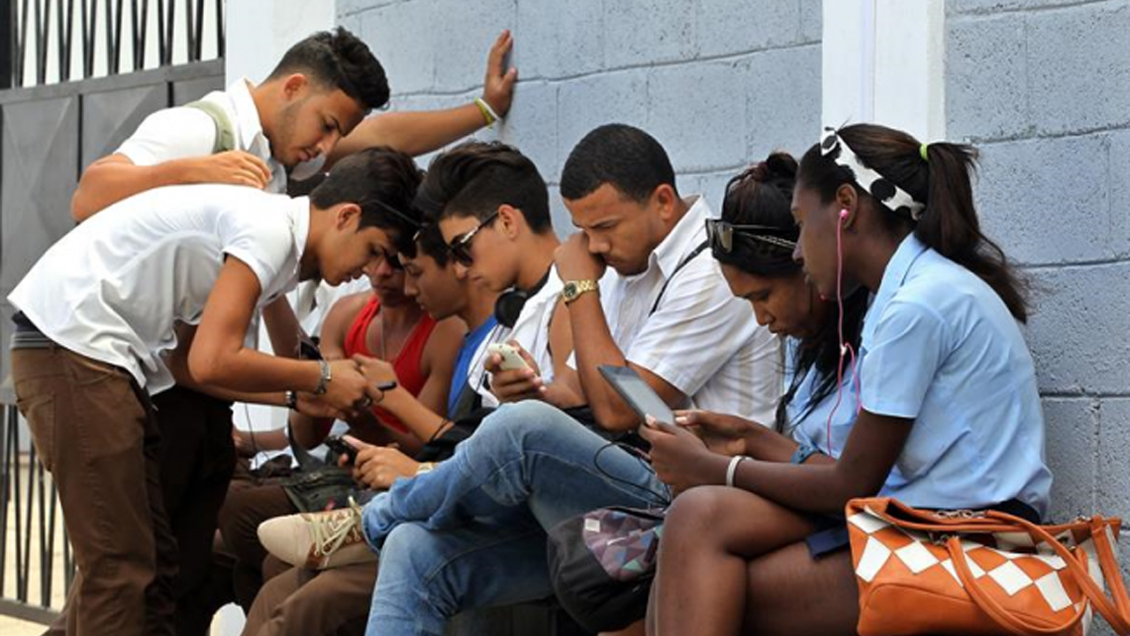Revolución tecnológica: Los cubanos podrán acceder a internet en sus teléfonos desde este jueves