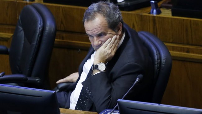 Allamand se desmarca de Desbordes: Gobierno ha sido cuidadoso con Carabineros