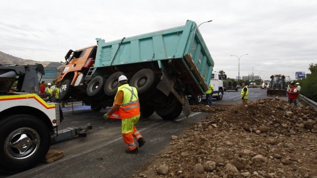 Choque entre dos camiones obligó a cortar el tránsito en autopista General Velásquez