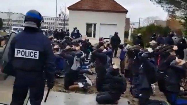 Gobierno francés investigará el arresto masivo de estudiantes en protesta