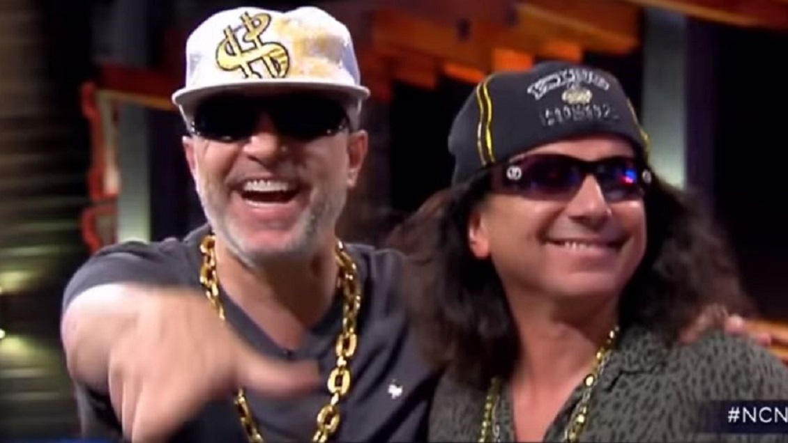 Alberto Plaza y Pablo Herrera se transformaron en reggaetoneros para versionar 