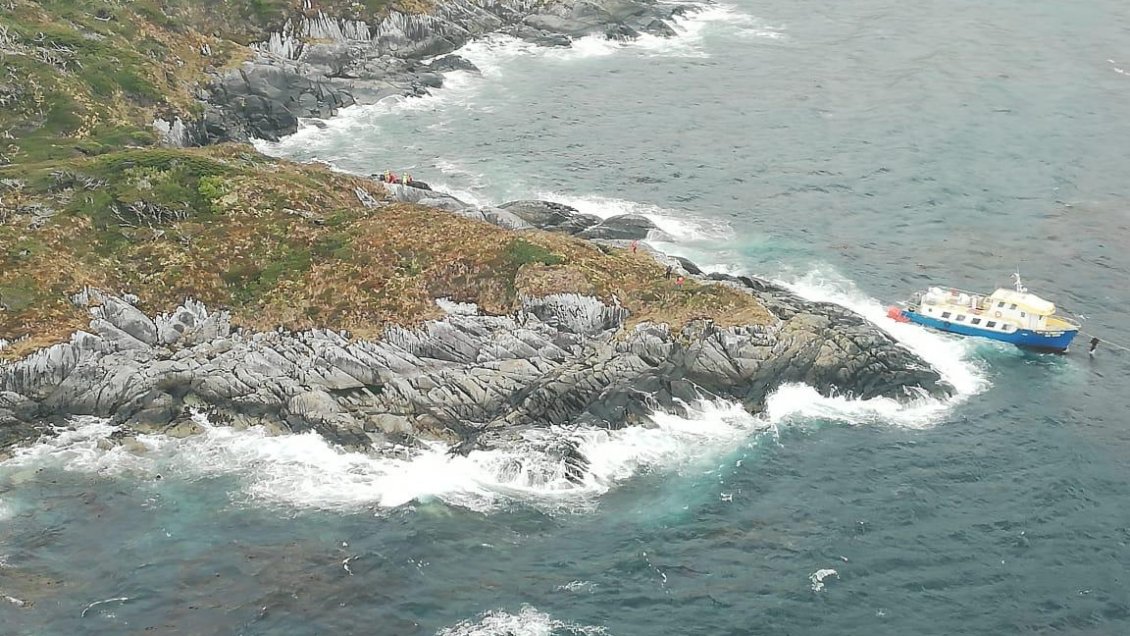 Rescatan a 13 pasajeros de embarcación varada en el Estrecho de Magallanes
