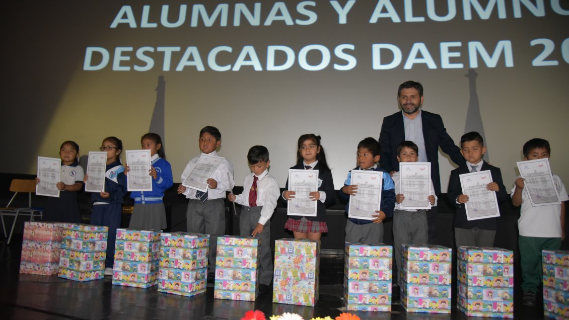 Arica: 150 estudiantes fueron premiados por su esfuerzo y compañerismo