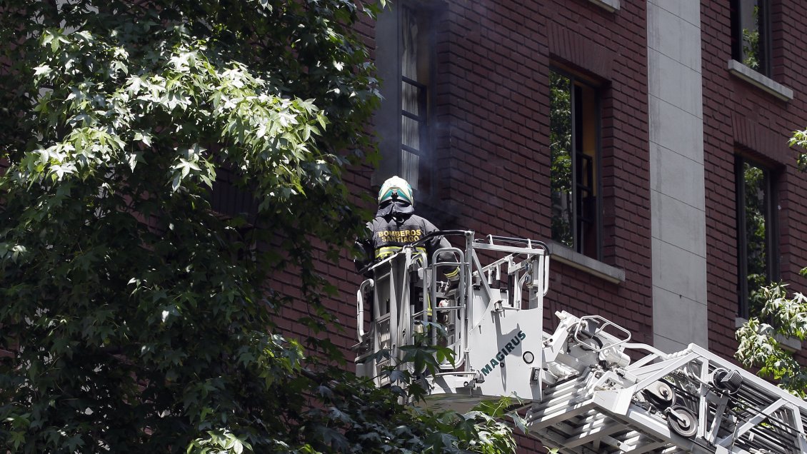Incendio afecta a edificio ubicado en el centro de Santiago